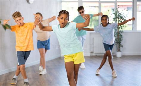 African Girl Perform Choreographic Exercises And Teach Energetic Social