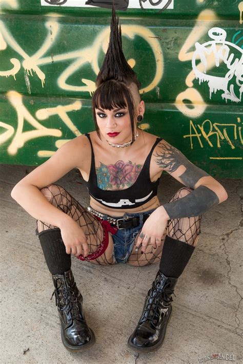 La punk rockeuse tatouée Amelia Dire se déshabille avec ses cheveux en