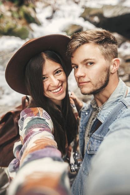 Feliz Pareja Hipster Haciendo Selfie Y Sonriendo En La Cascada En Las