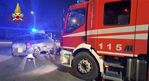 Accidente nocturno en San Nicola la Strada dos jóvenes heridos