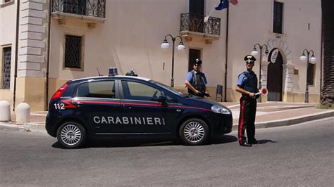 Isola Capo Rizzuto Kr Si Appropriano Del Terreno Di Una Nipote E La