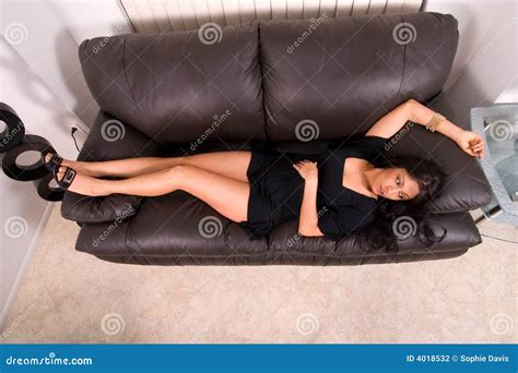 Belleza Latina En El Sof Foto De Archivo Imagen De Adentro