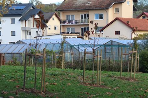 FOTO U Dječjem vrtiću Križevci postavljene klupe i gumene podloge za