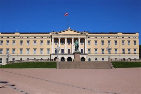 El Palacio Real Y La Estatua Del Rey Karl Johan Xiv En Oslo Noruega