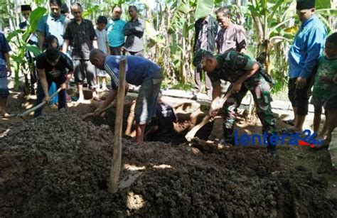 Babinsa Kroya Takziah Ke Rumah Duka Almarhum Peltu Baroedin Lentera