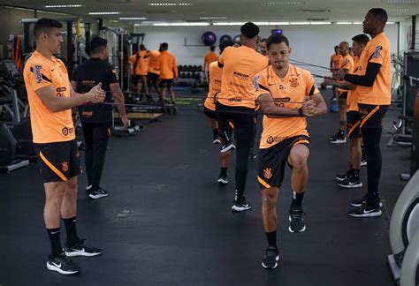 Corinthians Aprimora Bolas Paradas E Jogo Treino Sub Deve