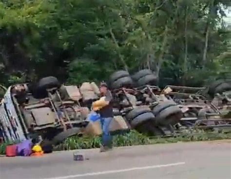 Carreta Tomba Na Br E Carga De Bebidas Saqueada Pela Popula O