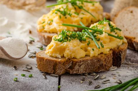 Cómo Hacer Una Fácil Tosta De Huevo Revuelto Comedera Recetas Tips