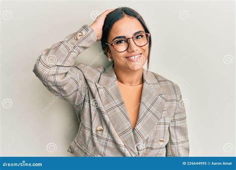 Joven Morena Mujer Con Chaqueta De Negocios Y Gafas Sonriente Confiado