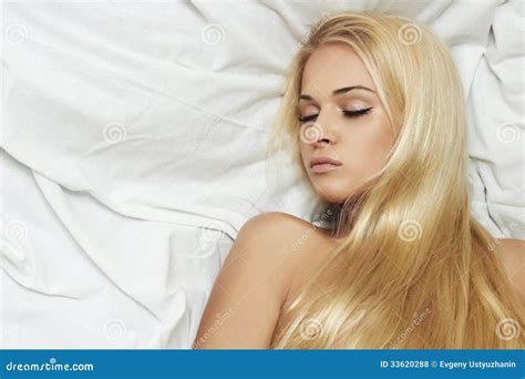Belle Femme Blonde Sexy Dans Le Bed Hair Care Beauty Photo Stock Image Du Dame Coupe