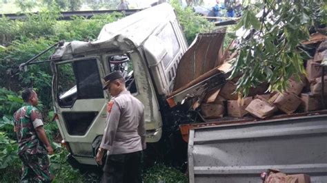 Truk Bermuatan Kopi Alami Rem Blong Di Gentong Tasik Masuk Jurang