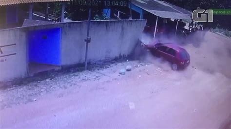 V Deo Motorista Perde Controle E Bate Carro Em Muro Santar M E