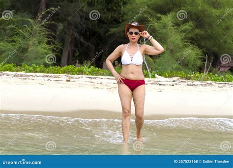 Mujer Con Bikini Rojo Sexy En La Playa Foto De Archivo Imagen De Oc Ano Rojo