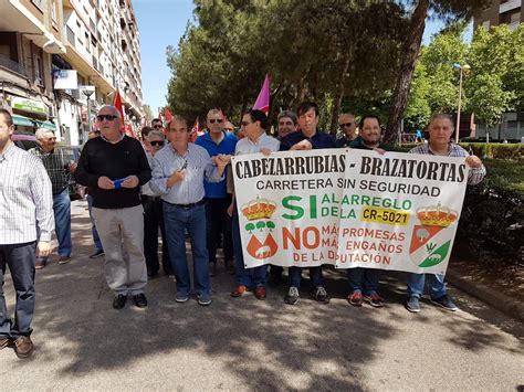 Puertollano UGT y CCOO celebran el adiós a las cadenas tras el 28 A