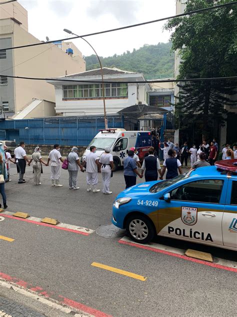 Voluntários e profissionais de saúde fazem cordão humano para