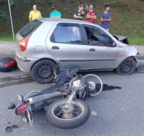 Motociclista fica gravemente ferido após acidente em Blumenau Testo