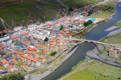 The Village Of Lhagang Alongside The River Ser Chu Tibet Flickr