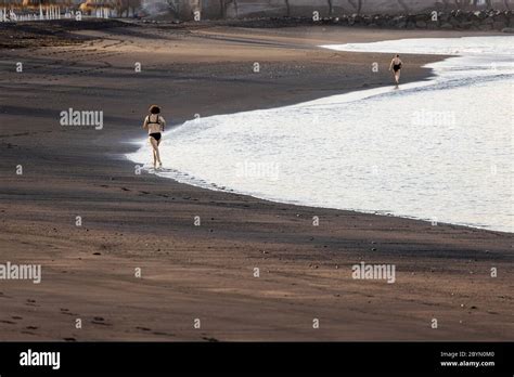 Femme En Bikini Noir Courant Le Long Du Rivage Derri Re Une Femme Plus G E Marchant Sur Le