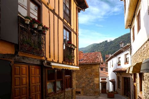 Fondo Fachadas Del Pueblo De Potes En Cantabria De Espa A Foto E Imagen