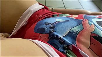 Pillé a mi hermanastra sola en el sofá y me dejó tocar su coño virgen XVIDEOS