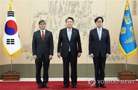 Yoon Recibe Las Cartas Credenciales De Nuevos Embajadores Ante Corea