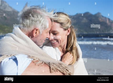 Couple Assis Au Bord De La Plage Banque De Photographies Et Dimages à