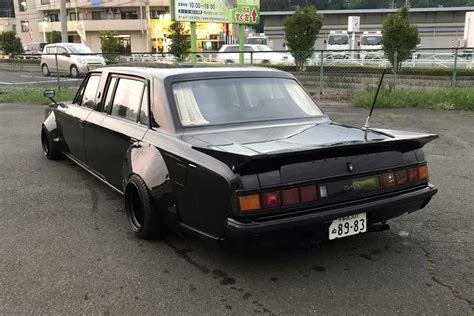 Редкий лимузин на базе Toyota Century подвергли беспощадному тюнингу