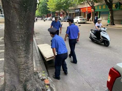 区城管局拆除“私设斜坡”为道路“减负”