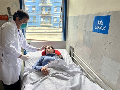 Enrojecimiento de la cara fatiga caída del cabello y dolor en