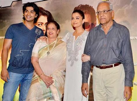 Aishwarya Rai Bachchan with parents at Jazbaa screening