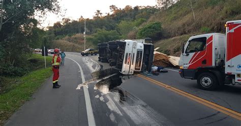 Rádio Acesa FM VR Carreta tomba e deixa condutor ferido na Br 393 em