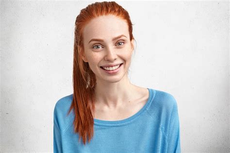 Plan horizontal d une femme heureuse à l air agréable avec une peau