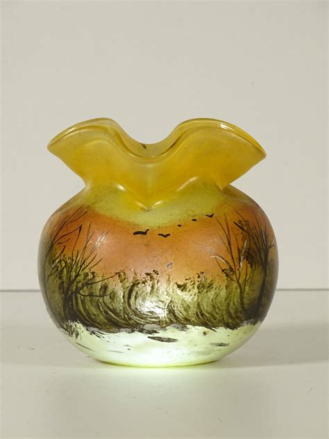 LEGRAS Petit vase boule à col quadrilobé à décor émaillé et peint d