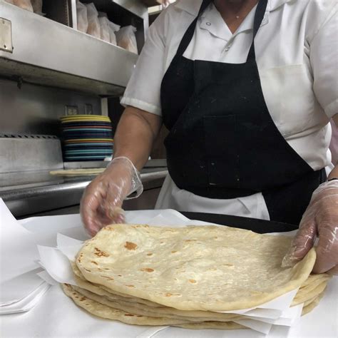 Inside El Cholo How The Old School Mexican Restaurant Thrived In La