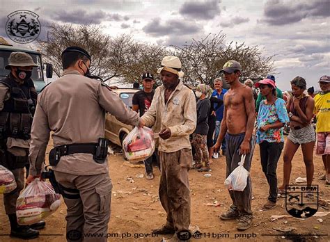 Pol Cia Militar Realiza Opera O Boas Festas Solid Rias Em Monteiro O