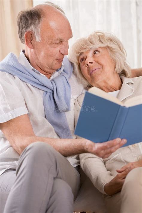 Het Boek Van De Lezing Samen Stock Foto Image Of Ontspan