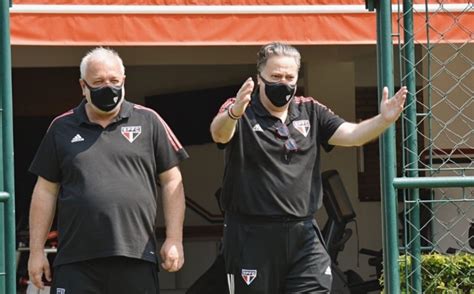 Julio Casares retorna ao CT do São Paulo pela primeira vez após se