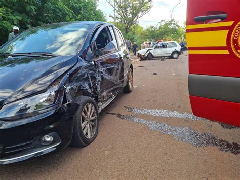 Colisão frontal entre carros deixa duas pessoas feridas no Monte