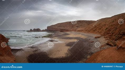 Plage Sauvage Sur La C Te De Legzira Avec Des Falaises Dans Les Sud Du