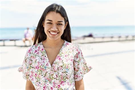 Jovencita Latina Sonriendo Feliz Parado En La Playa Foto De Archivo