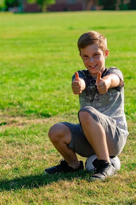 Menino Pre Adolescente Feliz Que Senta Se Fora Imagem De Stock Imagem