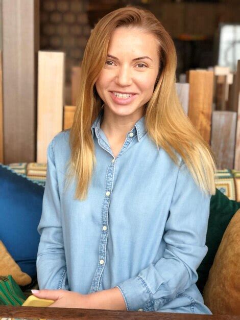 Premium Photo Portrait Of Smiling Mid Adult Woman Sitting In Workshop