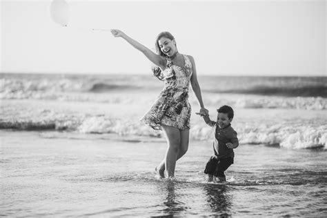 Mamá e hijo en una playa de Cartagena Una idea sencilla y natural de