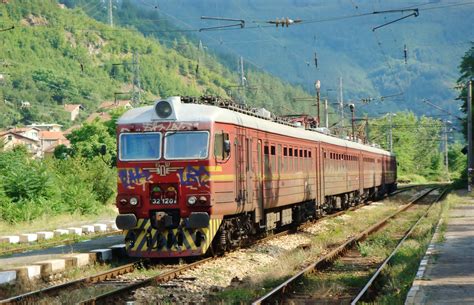 BDZ Passenger Train at Rebrovo Train Station in Bulgaria : r/TrainPorn