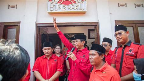 Kunjungi Rumah Kelahiran Bung Karno Banteng Yogya Dihadiahi Buku