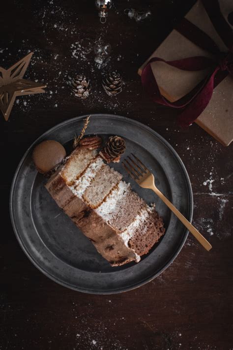 Naked Christmas Cake ai tre cioccolati con frosting al caffè e noci pecan Frollemente