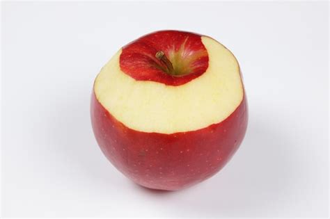 Manzana Roja Entera Pelada Con Piel Aislada Sobre Fondo Blanco Manzana