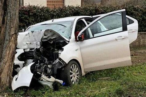 Si Schianta Con L Auto Contro Un Albero Morto Un 48enne Nel Mantovano