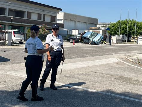 Monsano Scontro Tra Auto Grave Una Famiglia Ansia Per Un Bimbo Di