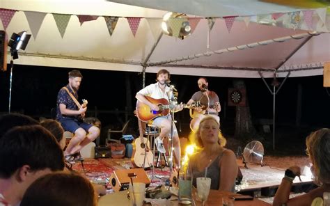 Thenon Ambiance chansons françaises à la guinguette de létang